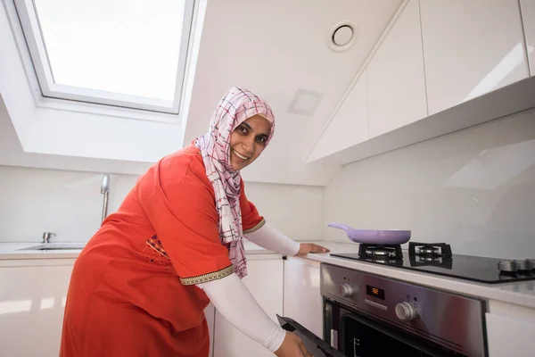 Femme traditionnelle musulmane utilisant poêle — Photo