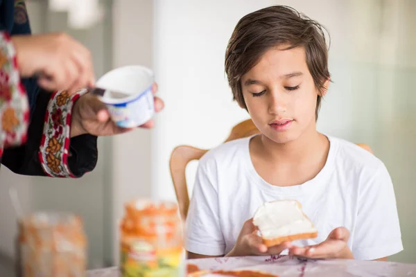 Mulher tradicional muçulmana com filho na cozinha — Fotografia de Stock