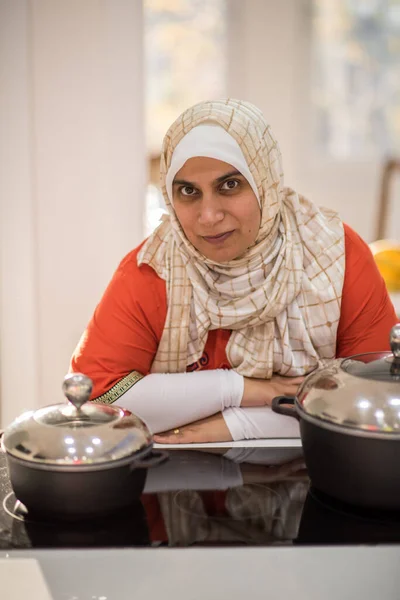 Arabiska vackra hemmafru gör en lunch i köket — Stockfoto