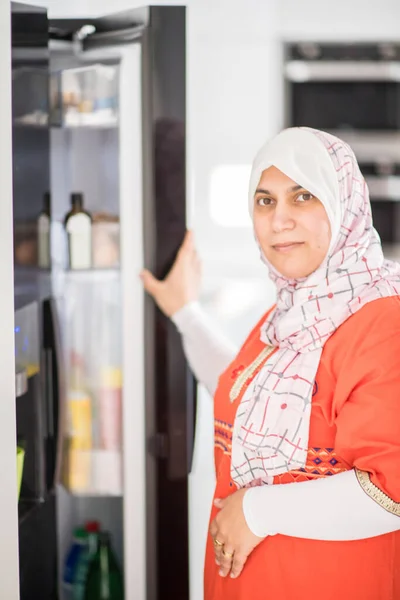 Muslimská arabská tradiční žena v kuchyni připravuje jídlo k obědu — Stock fotografie