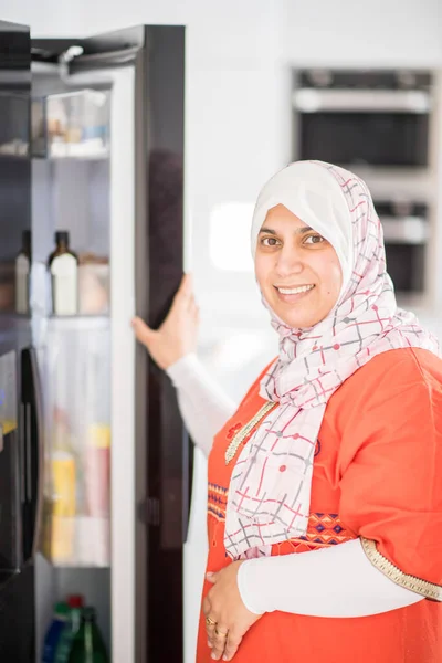 昼食のための食品を準備キッチンでイスラム教徒のアラビア語の伝統的な女性 — ストック写真