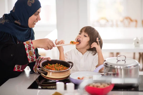 Muslimische traditionelle Frau mit netten Kindern zu Hause — Stockfoto