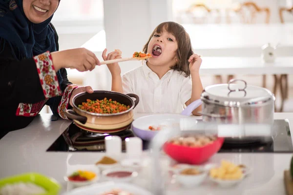 Muslimische traditionelle Frau mit netten Kindern zu Hause — Stockfoto