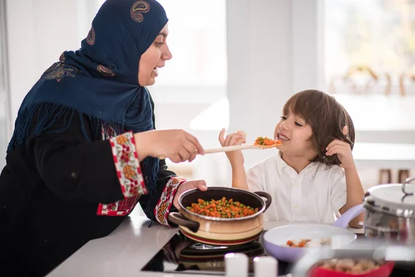 Muslim tradisional wanita dengan anak yang baik di rumah — Stok Foto