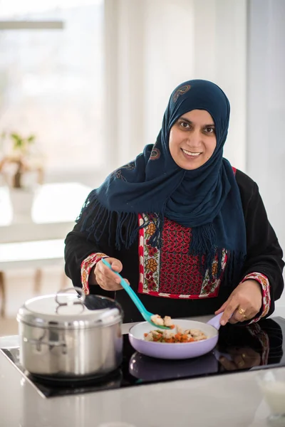 Μουσουλμάνα παραδοσιακή γυναίκα που εργάζεται στην κουζίνα — Φωτογραφία Αρχείου