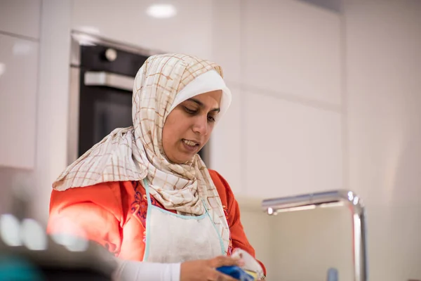 Traditionelle muslimische Frau putzt in Küche — Stockfoto