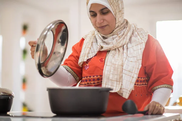 Ibu rumah tangga Arab yang cantik membuat makan siang di dapur — Stok Foto