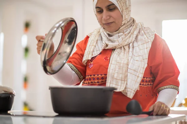 Ibu rumah tangga Arab yang cantik membuat makan siang di dapur — Stok Foto