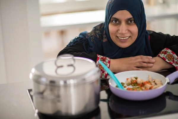 Muslim tradisional wanita yang bekerja di dapur — Stok Foto