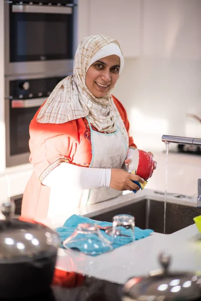 Mulher tradicional muçulmana limpeza na cozinha — Fotografia de Stock