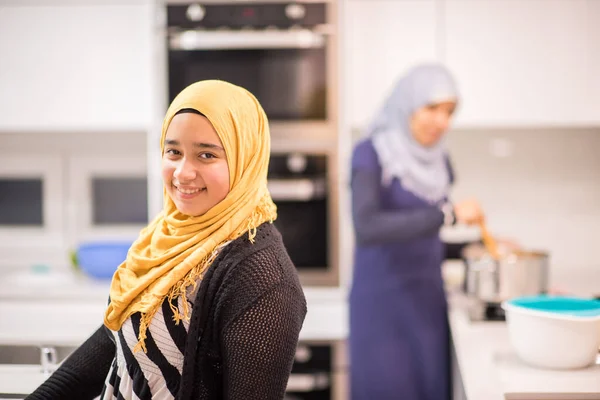 Grupo de mujeres musulmanas en la cocina haciendo comida — Foto de Stock