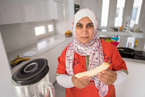 Muslim tradisional wanita membersihkan di dapur — Stok Foto