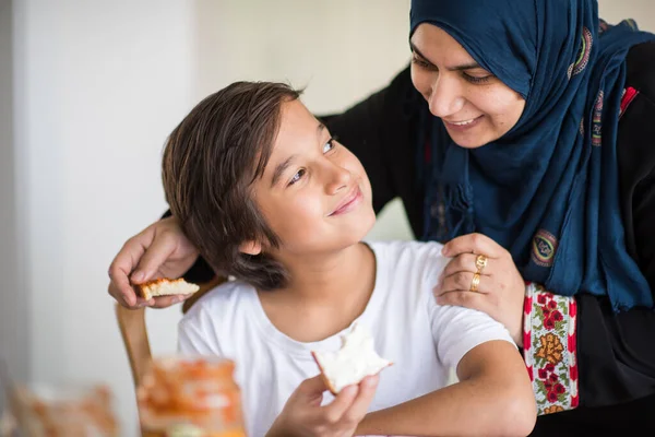 Muslim tradisional wanita dengan anak di dapur — Stok Foto