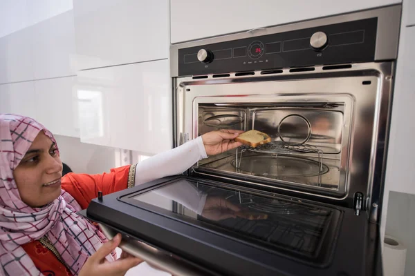 Mujer musulmana tradicional usando estufa — Foto de Stock