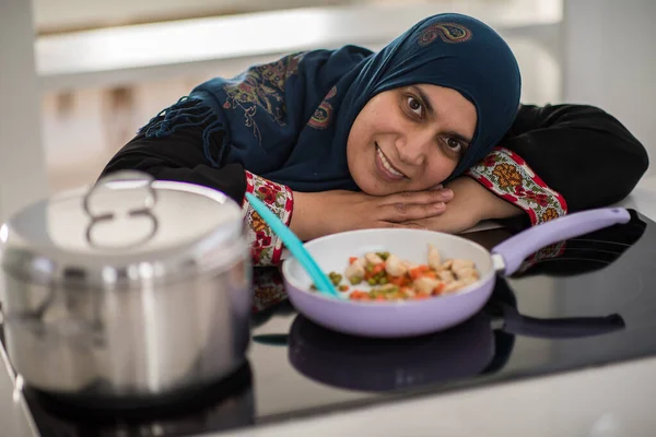 Mujer musulmana tradicional trabajando en la cocina —  Fotos de Stock