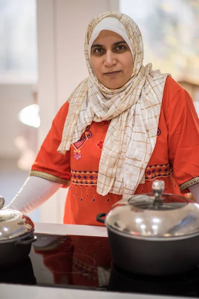 Arabský krásný hospodyňka dělá oběd v kuchyni — Stock fotografie