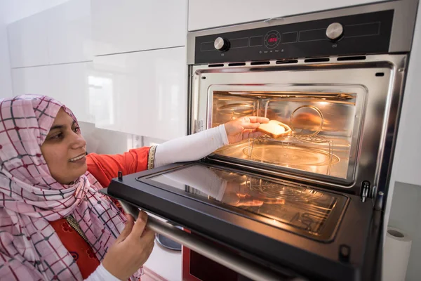 Mujer musulmana tradicional usando estufa — Foto de Stock