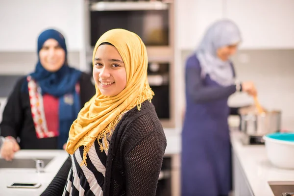 Gruppe muslimischer Frauen in der Küche beim Essen — Stockfoto