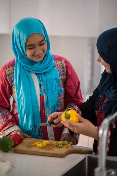 Muslimská tradiční žena pracující v kuchyni — Stock fotografie