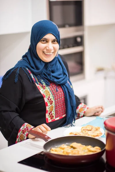 Grupo de mulheres muçulmanas na cozinha fazendo comida — Fotografia de Stock