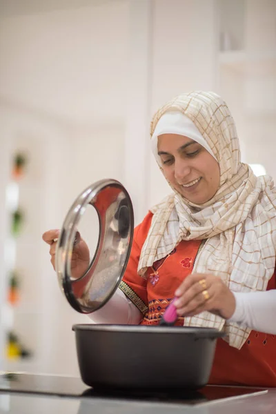 Arabisch mooi huisvrouw het maken van een lunch in keuken Rechtenvrije Stockafbeeldingen