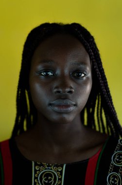 Genç siyahi Afrikalı bir kadın portreyi kapatıyor.