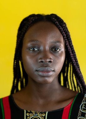 Genç siyahi Afrikalı bir kadın portreyi kapatıyor.
