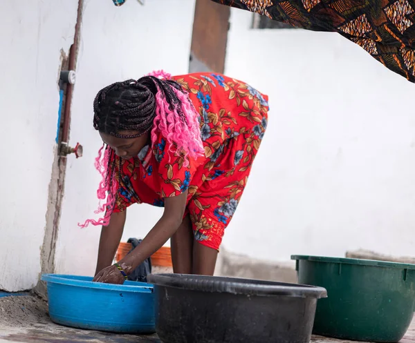 Afrikaanse vrouw hand wassen een wasgoed buiten — Stockfoto