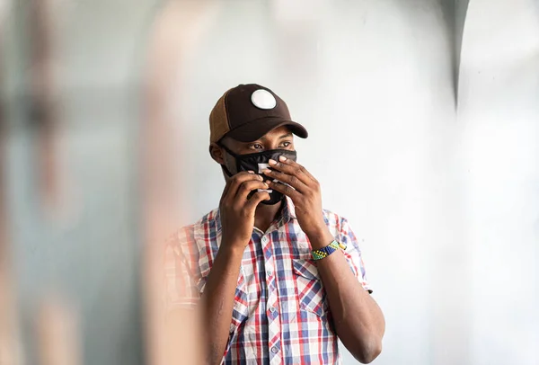 Joven hombre negro con máscara en la cara — Foto de Stock