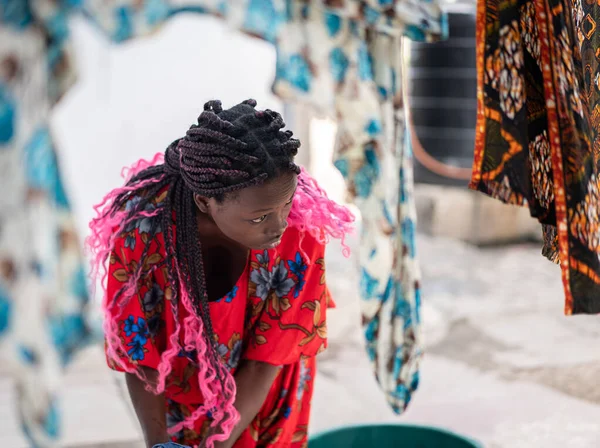 Afrikaanse vrouw hand wassen een wasgoed buiten — Stockfoto