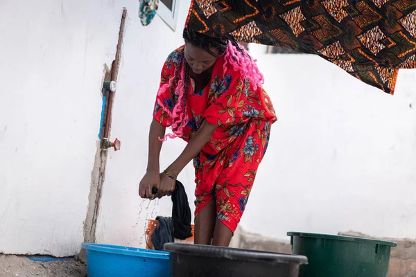 Afrikaanse vrouw hand wassen een wasgoed buiten — Stockfoto