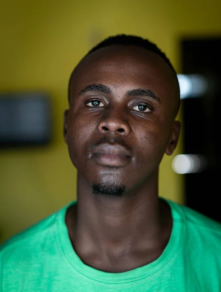 Knappe jonge zwarte Afro-Amerikaanse man closeup portret — Stockfoto