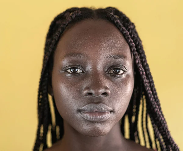 Młody czarny Afryki kobieta zbliżenie miło portret — Zdjęcie stockowe