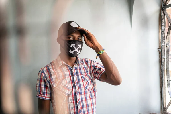 Молодий чорний чоловік у масці на обличчі — стокове фото