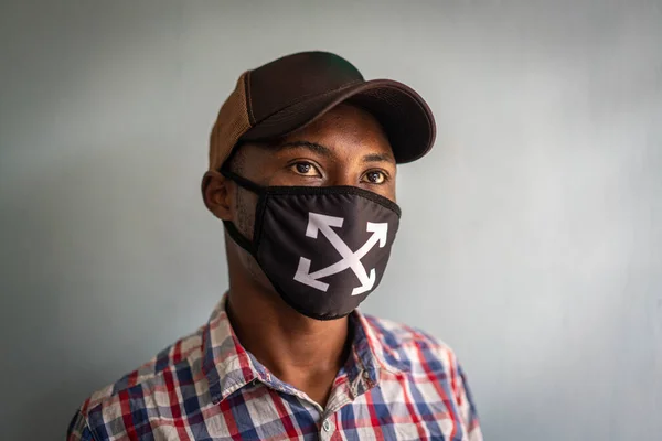 Młody czarny mężczyzna w masce na twarzy — Zdjęcie stockowe