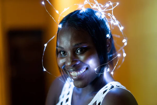 Menina afro-americana bonita com luzes embaçadas — Fotografia de Stock