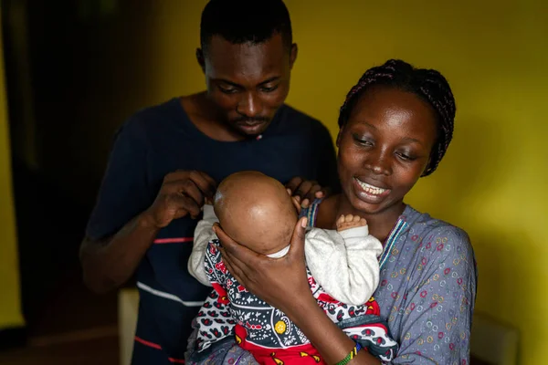Fiatal fekete család boldog anya és apa kezében baba — Stock Fotó
