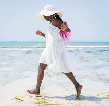 Güzel siyah Afrikalı Amerikalı kadın tropikal plajda