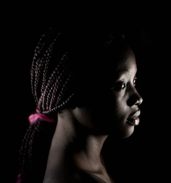室内年轻的非洲裔美国妇女肖像 — 图库照片