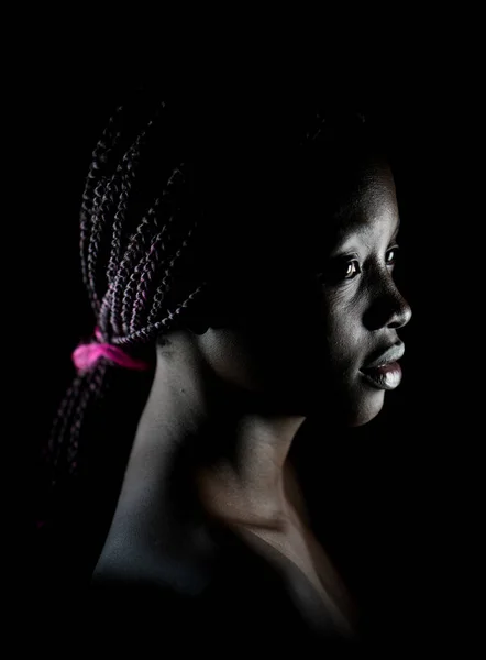 Młody czarny Afroamerykanka portret wewnątrz — Zdjęcie stockowe
