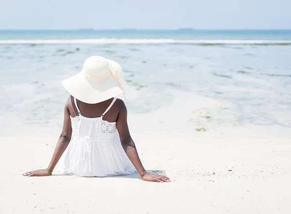 Vacker ung svart afroamerikansk kvinna på tropisk strand — Stockfoto