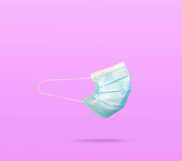 Хирургическая маска Covid-19 на розовом фоне