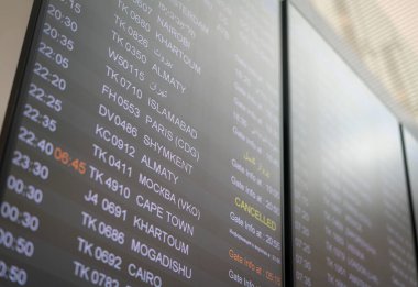 Havaalanı kalkış panosu ve iptal edilen uçuşlar