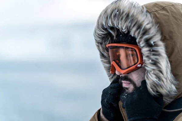Inverno homem close up retrato de alta qualidade foto — Fotografia de Stock
