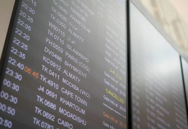 Abflüge und annullierte Flüge am Flughafen — Stockfoto