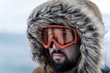 Kış adamı yüksek kaliteli portre yakın çekim