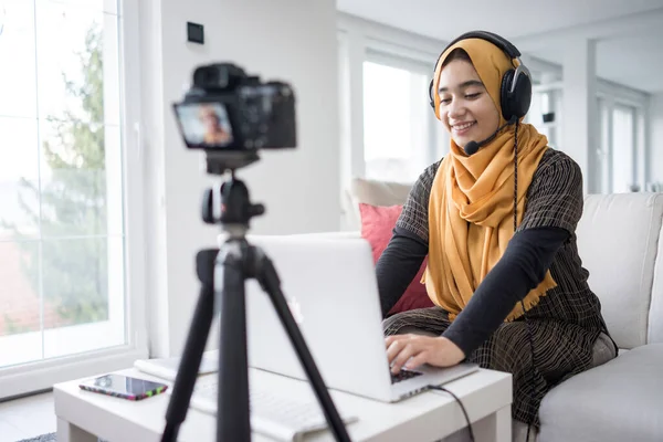 Menina muçulmana ter conteúdo de vídeo streaming de qualidade foto — Fotografia de Stock