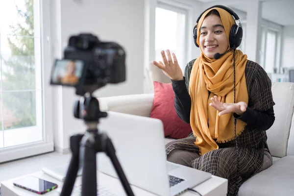 Menina muçulmana ter conteúdo de vídeo streaming de qualidade foto — Fotografia de Stock