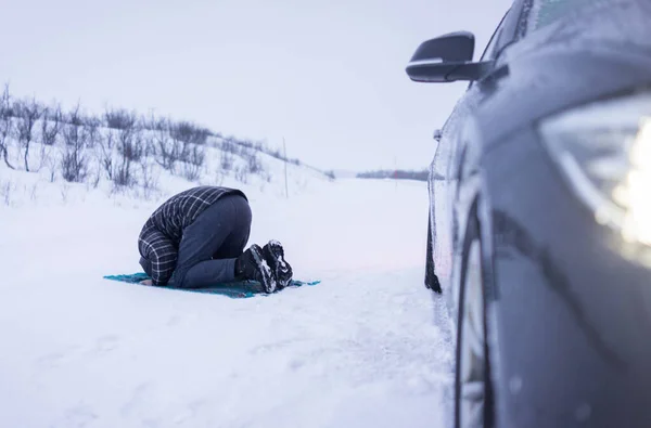 Viajero musulmán rezando en la montaña de invierno, foto de alta calidad — Foto de Stock