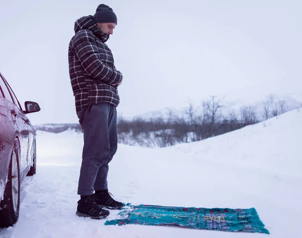 Viajero musulmán rezando en la montaña de invierno, foto de alta calidad — Foto de Stock